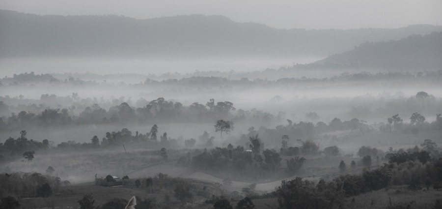 Fototapet med berg i dimma Grey Landscape - bild nummer 2