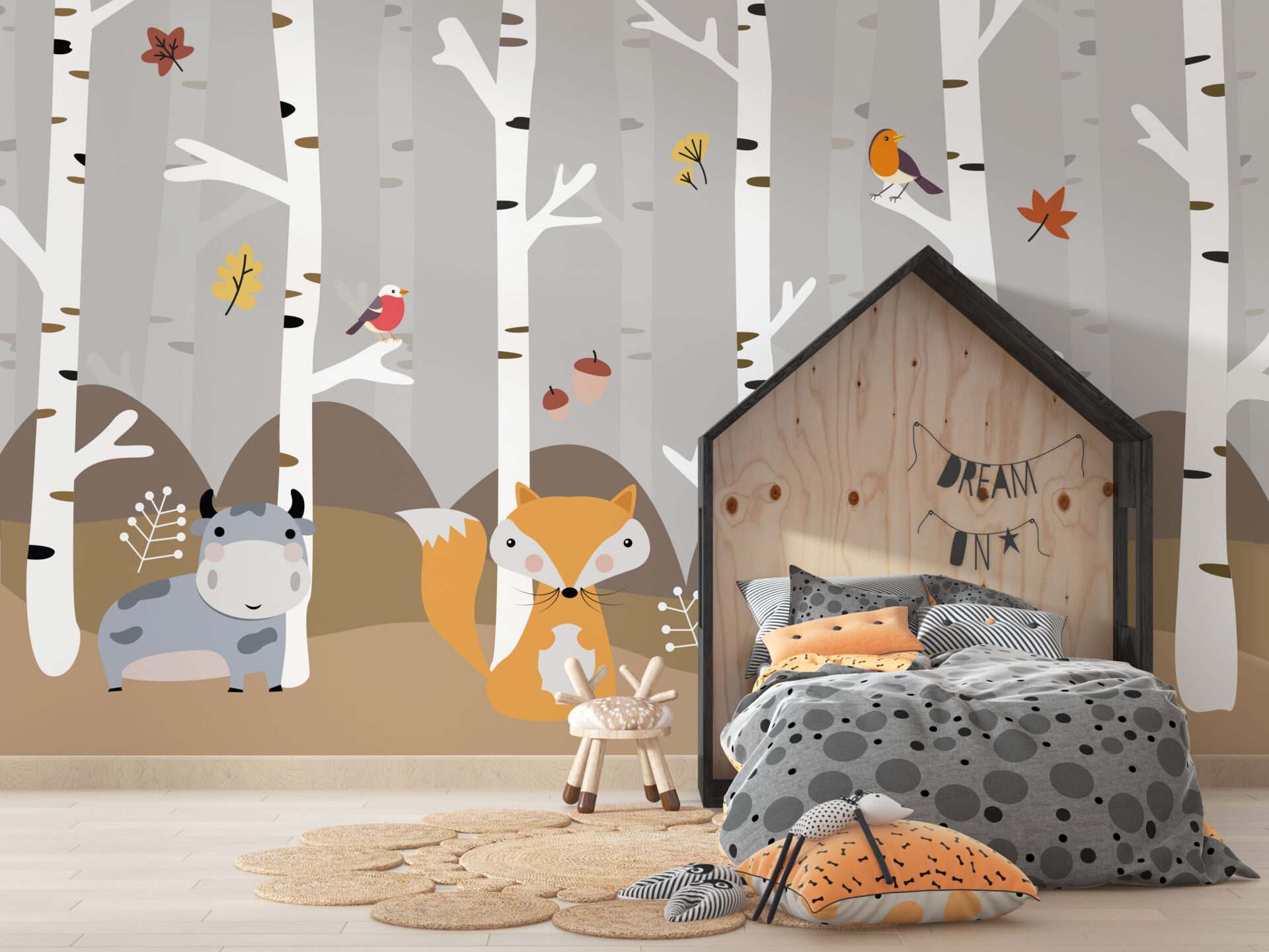 Muralmålning av djur bland björkarna